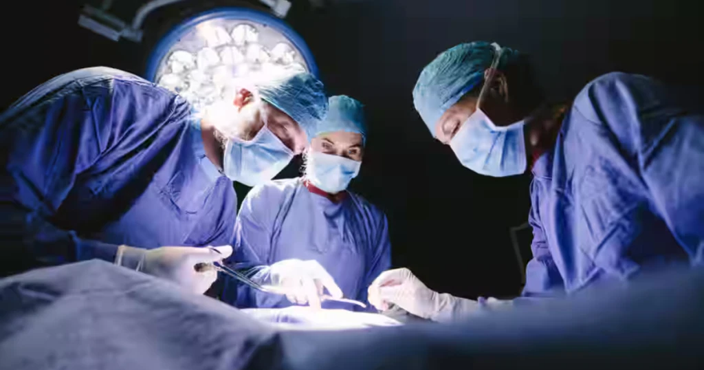 Phẫu thuật tái tạo dây chằng chéo trước (ACL) có thể can thiệp được gì bên trong khớp gối