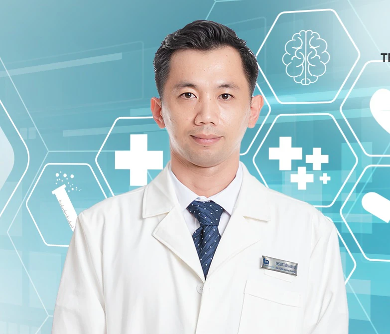 Ths.BSCKII Trần Anh Vũ trong trang phục bác sĩ