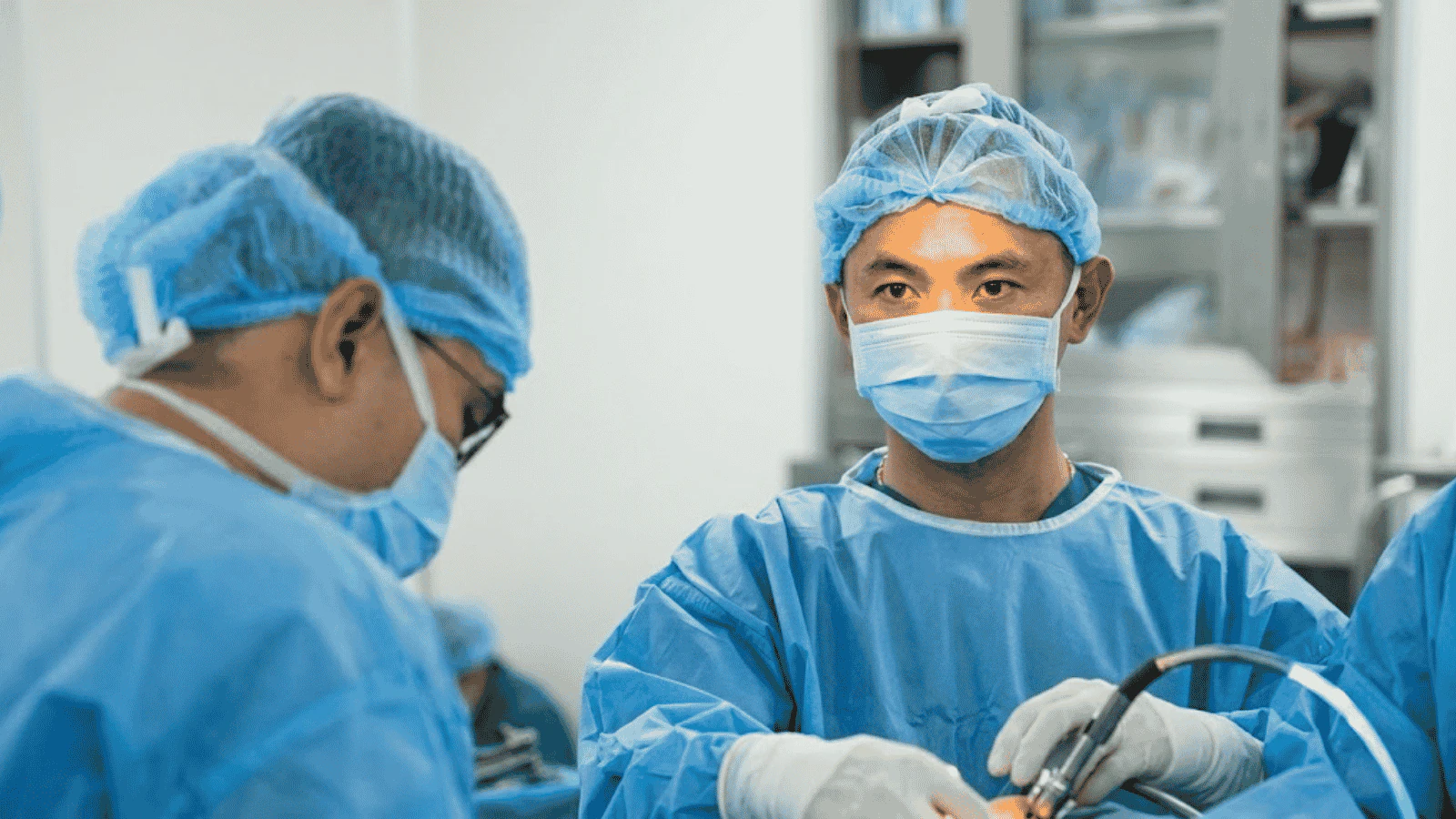 Bác sĩ Trần Anh Vũ trong phòng mổ