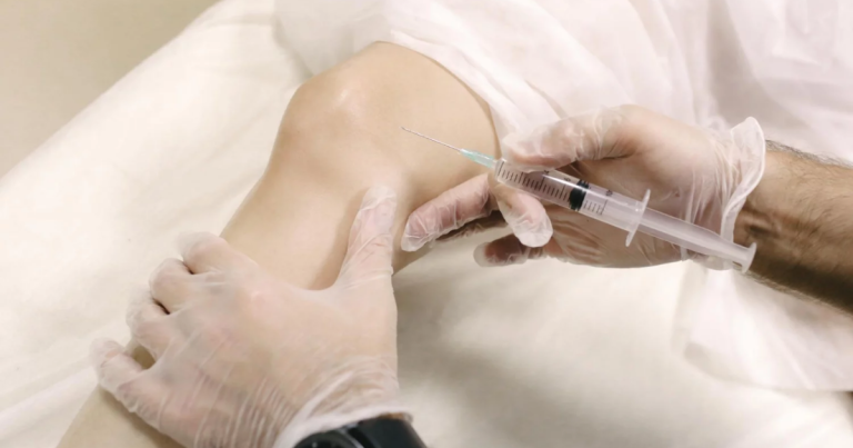 Tiêm nội khớp Hyaluronic Acid diễn ra như thế nào, có đau không và cần bao nhiêu mũi