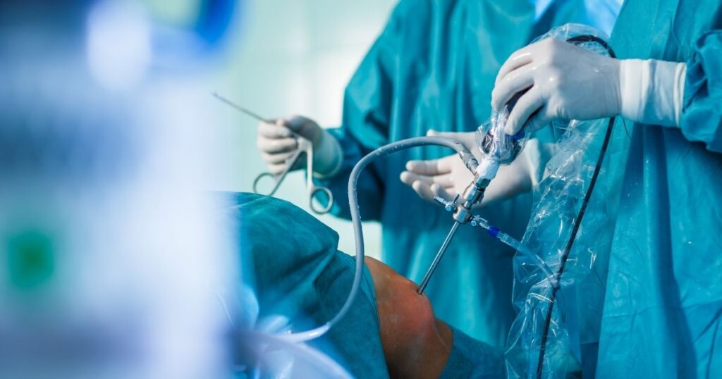 Phẫu thuật dây chằng nhân tạo trong tái tạo dây chằng khớp gối được tiến hành như thế nào
