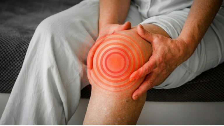 Người bệnh đau khớp gối khi đi lại hoặc lên xuống cầu thang